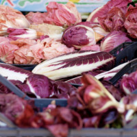 Talvel kõrguvad kohalike turgude müügilettidel radicchio virnad. Foto Liina Karron.